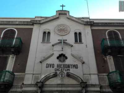 ...quella superiore, di colore bianco sporco, oltre ad accogliere un rosone tra due finestre bifore, presenta al centro la scritta in stampatello Divo Hieronymo Dicatum: � la traduzione latina di "Dedicato al divo Geronimo"